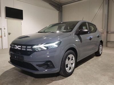 Neu Dacia Sandero Essentiel 91 PS (66 kW) 2025 Urbangrey Kleinwagen