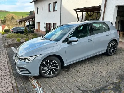 Gebraucht VW Golf VIII 131 PS (96 kW) 2020 Grau Limousine
