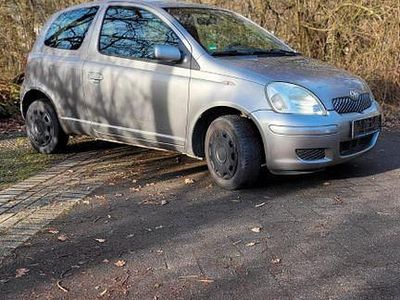 Silber Gebraucht 2004 Toyota Yaris Limousine | 1.550 € (Fairer Preis)