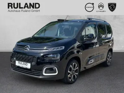 Gebraucht Citroën Berlingo Shine 131 PS (96 kW) 2023 Lackierung schwarz perla nera/ Van / Kleinbus