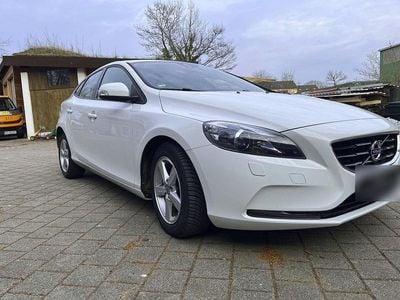 Second-hand Volvo V40 You! 114 CP (83 kW) 2014 Alb Berlinǎ