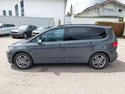 Neu VW Touran Comfortline 150 PS (110 kW) 2025 Delfingraumetallic Van / Kleinbus