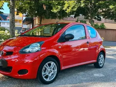 Gebraucht Toyota Aygo 60 PS (44 kW) 2010 Rot Kleinwagen