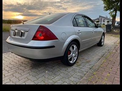 Gebraucht Ford Mondeo 125 PS (91 kW) 2001 Silber Kombi