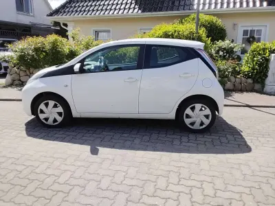 Gebraucht Toyota Aygo X-play 69 PS (50 kW) 2018 Weiß Kleinwagen