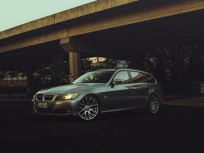 Grau Gebraucht 2010 BMW 325 Sport Line Kombi | 10.490 €