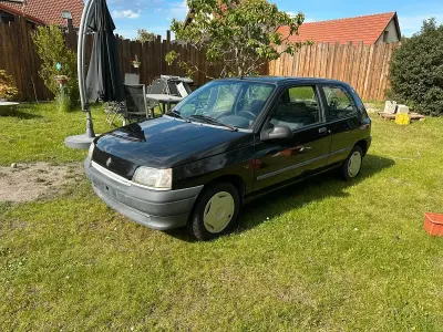 Używany Renault Clio 50 KM (36 kW) 1991 Czarny Hatchback