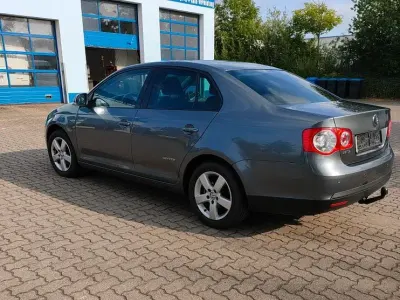 Gebraucht VW Jetta United 102 PS (75 kW) 2009 Grau Limousine