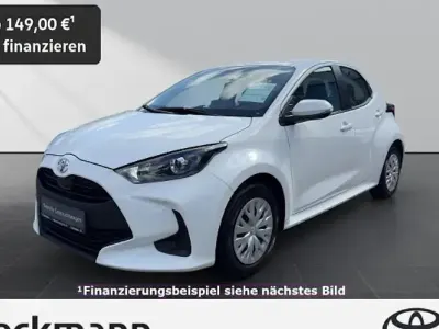 Gebraucht Toyota Yaris Comfort 72 PS (52 kW) 2022 Pure) white ii (weiss Kleinwagen