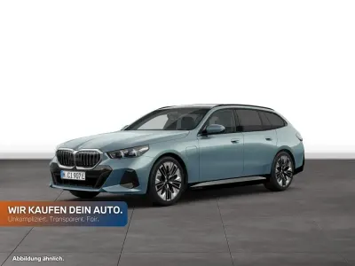 Gebraucht BMW 550e Comfort Edition 489 PS (359 kW) 2025 Cape york grün metallic Kombi