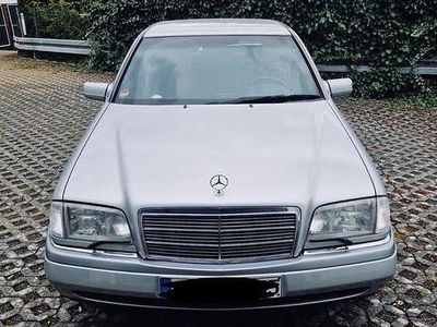 Usata Mercedes 220 95 CV (69 kW) 1996 Grigio Berlina