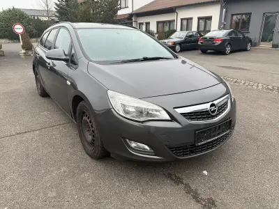 Używany Opel Astra 179 KM (131 kW) 2011 Brązowy Kombi