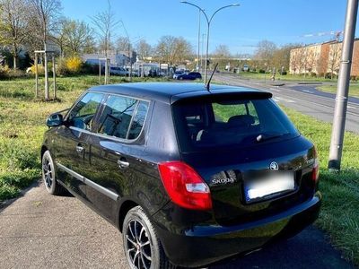 gebraucht Skoda Fabia 1.2l, schwarz, Klimaanlage, 8fach bereift