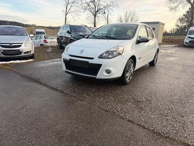 Weiß Gebraucht 2011 Renault Clio II Night&Day Kleinwagen | 4.490 € (Etwas zu teuer)