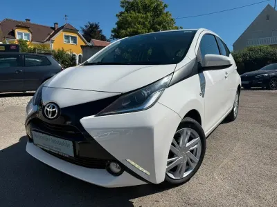 Używany Toyota Aygo X-play 69 KM (50 kW) 2016 Biały Hatchback