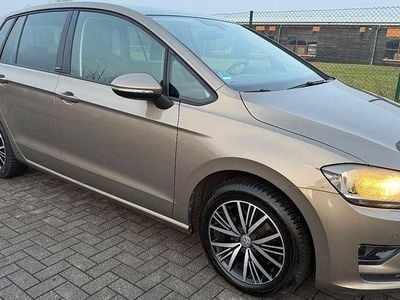 Gold Gebraucht 2016 VW Golf Sportsvan Allstar Van / Kleinbus | 12.990 € (Etwas zu teuer)