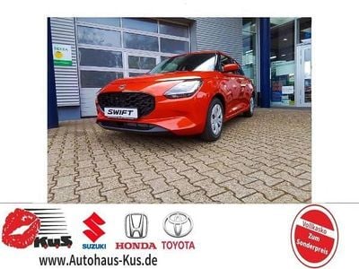 Neu Suzuki Swift Club 83 PS (61 kW) 2025 Orange (flame orange pearl metallic) Kleinwagen