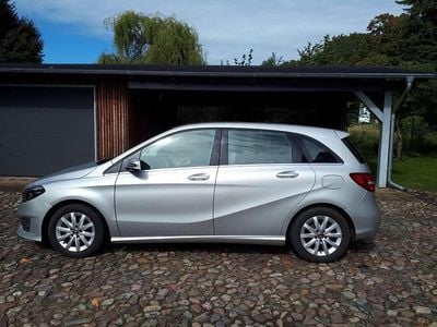 Gebraucht Mercedes B180 Edition 122 PS (89 kW) 2018 Silber Van / Kleinbus