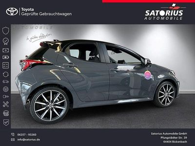 Grau Neu 2025 Toyota Yaris Hybrid Sport Limousine | 33.590 € (Teuer)
