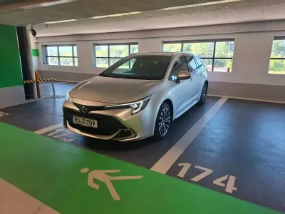 Używany Toyota Corolla Team 196 KM (144 kW) 2024 Srebrny Sedan/Limuzyna