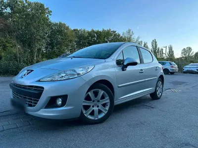 Gebraucht Peugeot 207 90 PS (66 kW) 2011 Silber Limousine