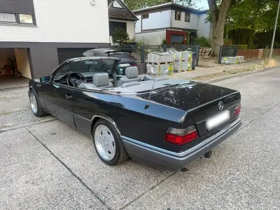 Gebraucht Mercedes E220 150 PS (110 kW) 1994 Schwarz Cabrio