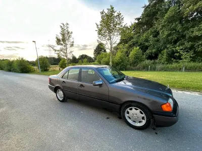 Gebraucht Mercedes C180 122 PS (89 kW) 1993 Braun Limousine