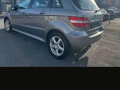 Grau Gebraucht 2005 Mercedes 200 Limousine | 2.000 €