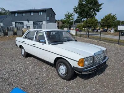 Gebraucht Mercedes 200 60 PS (44 kW) 1981 Weiß Limousine