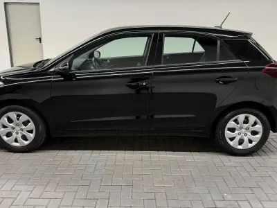 Gebraucht Hyundai i20 Trend 101 PS (74 kW) 2019 Schwarz metallic Kleinwagen