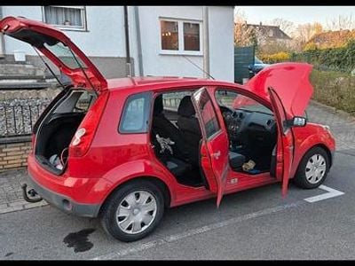 Usado Ford Fiesta 70 HP (51 kW) 2005 Vermelho Citadino
