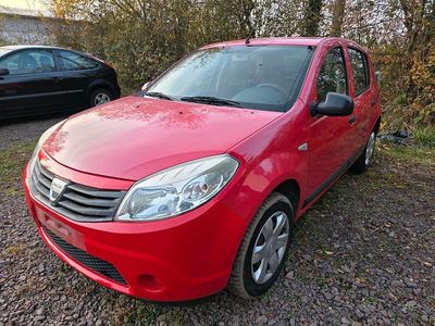 Rot Gebraucht 2009 Dacia Sandero Limousine | 1.050 € (Fairer Preis)