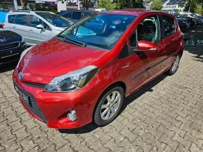 Gebraucht Toyota Yaris Hybrid 75 PS (55 kW) 2012 Rot Kleinwagen