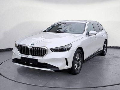 Weiß Neu 2025 BMW 520 Sport Line Kombi | 64.430 € (Superpreis)