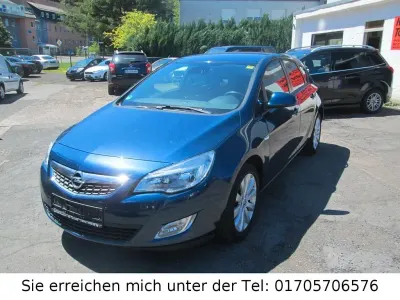 Gebraucht Opel Astra 140 PS (102 kW) 2013 Blau Limousine