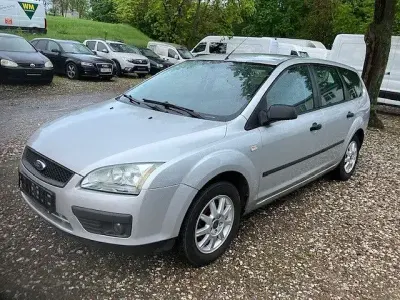 Używany Ford Focus 101 KM (74 kW) 2006 Srebrny Sedan/Limuzyna
