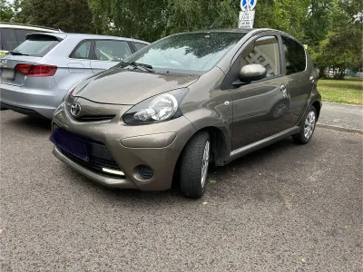 Gebraucht Toyota Aygo Connect Style 68 PS (50 kW) 2012 Braun Kleinwagen