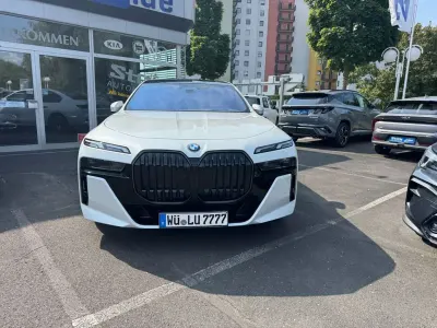 Gebraucht BMW 740 M Sport 299 PS (219 kW) 2026 Weiß Limousine