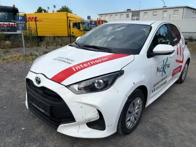 Gebraucht Toyota Yaris Hybrid Business Edition 92 PS (67 kW) 2022 Weiß Limousine