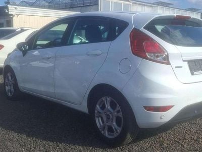 Gebraucht Ford Fiesta 101 PS (74 kW) 2014 Weiß Kleinwagen