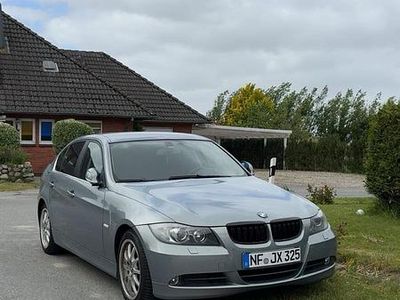 Grau Gebraucht 2005 BMW 325 Limousine | 4.400 €