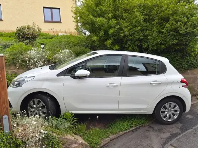 Gebraucht Peugeot 208 Active 83 PS (61 kW) 2019 Weiß Kleinwagen