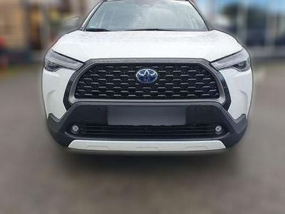 Weiß Gebraucht 2023 Toyota Corolla Cross Team SUV | 33.530 € (Etwas zu teuer)