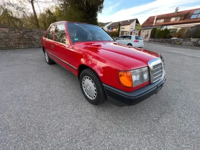 Gebraucht Mercedes E260 160 PS (117 kW) 1985 Rot Limousine