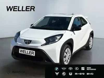 Gebraucht Toyota Aygo Play 72 PS (52 kW) 2023 Schneeweiß Kleinwagen