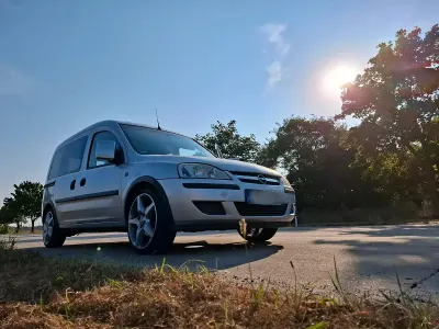 Gebraucht Opel Combo 90 PS (66 kW) 2004 Silber Van / Kleinbus
