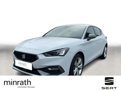 Używany Seat Leon FR 204 KM (150 kW) 2023 Biały Sedan/Limuzyna