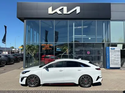 Gebraucht Kia ProCeed GT GT 204 PS (150 kW) 2023 (hw2) deluxeweiss met. Kleinwagen