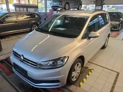 Second-hand VW Touran Comfortline 122 CP (89 kW) 2023 Argintiu Monovolum