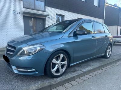 gebraucht Mercedes B200 Sportpaket 1 Hand Pano Scheckh. AHK. Night